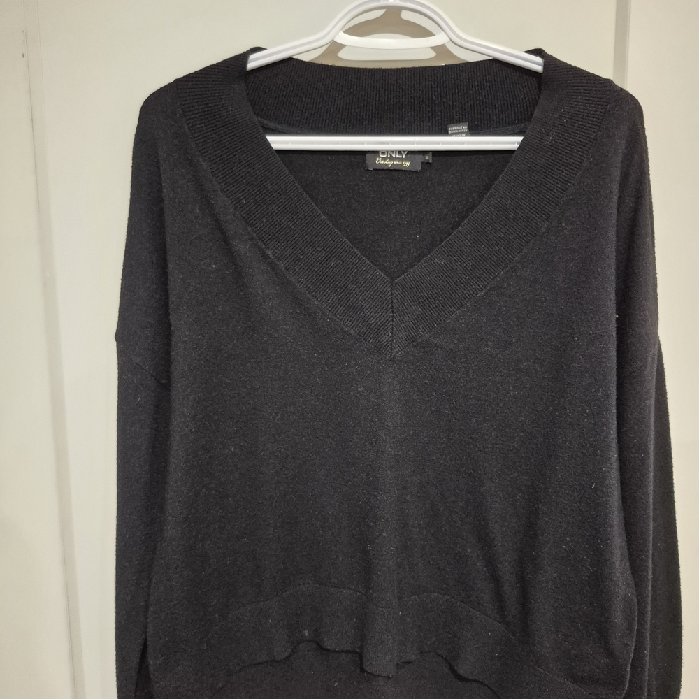 ONLY Women's Elegant Black V-Neck Top